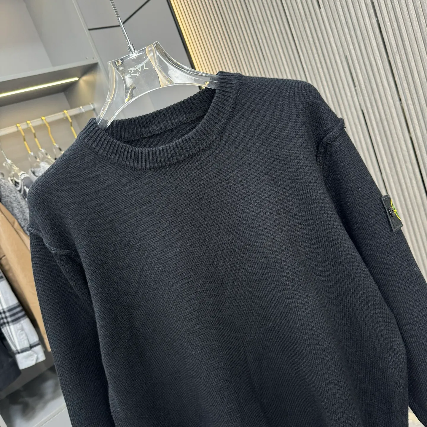🅿️310 Stone Island 25FW crew neck sweater is made of top-grade cashmere yarn. The new autumn and winter Oblique jacquard knitted cashmere sweater adopts a double-sided wearable design and is made of high-quality cashmere material. After fine weaving process, it presents a soft and comfortable touch and excellent thermal performance. The iconic Oblique jacquard pattern is perfectly presented through precision knitting technology. It can be worn on both sides, showing different style charms. The round neck design is simple and elegant, suitable for various matching occasions. Exquisite knitting technology ensures that the clothes are not easily deformed and remain crisp and long-lasting. The double-sided design concept reflects LV's perfect balance of practicality and fashion. Each sweater undergoes strict quality inspection to ensure that the quality meets the brand's consistently high standards. This knitted item combines warmth and style, making it an exquisite addition to your autumn and winter wardrobe. Size:S/M/L/XL